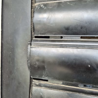 תריס מתכת עם חריצים ומסגרת כהה