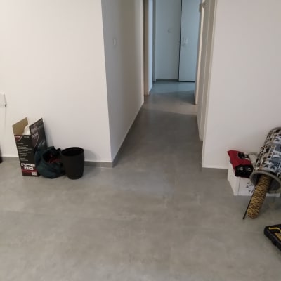 מסדרון עם קופסאות וכלי עבודה על הרצפה