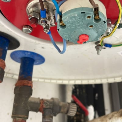 חלקים של דוד שמש עם חיבורים וצינורות