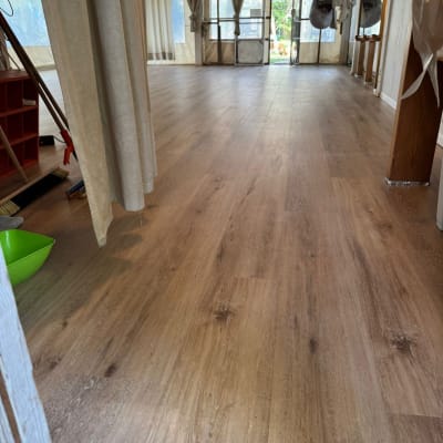 רצפת פרקט עץ בהירה בחלל פנימי מואר