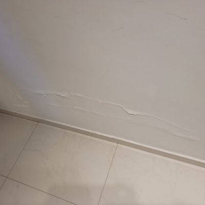 קיר עם קילופים וסימני רטיבות