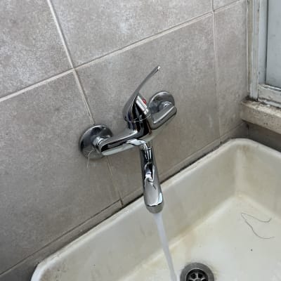 ברז מים זורם בכיור עם קרמיקה