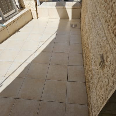 מרפסת מרוצפת נקייה עם אור שמש וצללים