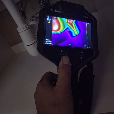 מד חום תרמי מציג נזילה מתחת לכיור