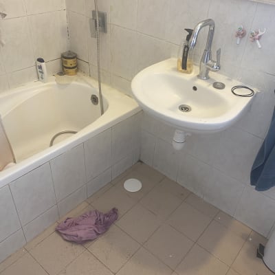 כיור עם ברז, אמבטיה עם צינור מים