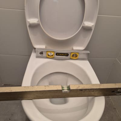 מדידת איזון אסלה עם פלס בנייה