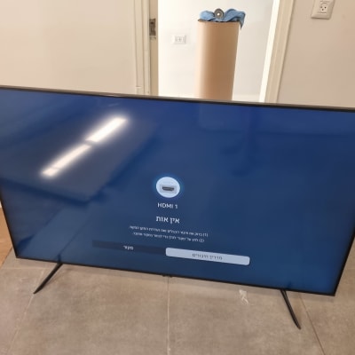 טלוויזיה גדולה על רצפה עם מסך HDMI