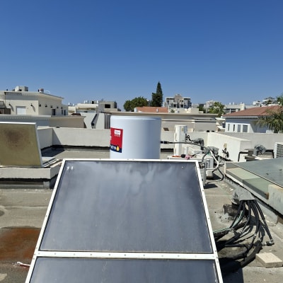 פאנל סולארי על גג עם שמיים כחולים