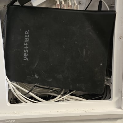 ארון תקשורת עם כבלים וציוד רשת