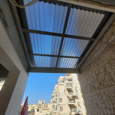 גג פרגולה עם נוף לבניינים ברקע