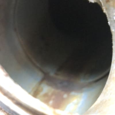 תמונה של צינור חלוד עם פתיחה