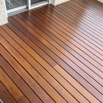 רצפת עץ חלקה ומלוטשת ליד דלת זכוכית