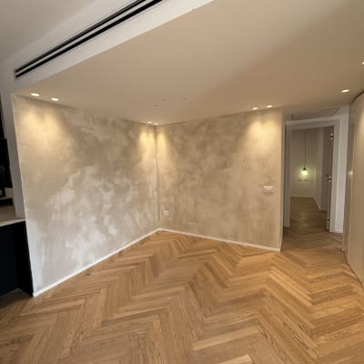 קיר צבוע עם גימור דקורטיבי ורצפת עץ