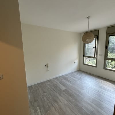 חדר ריק עם קירות צבועים ורצפת עץ