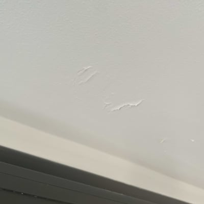 קיר עם קילופי צבע קטנים