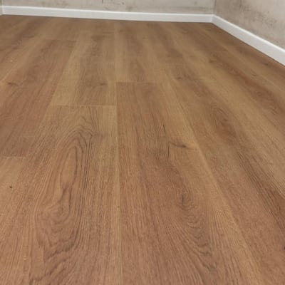 רצפת פרקט עץ בחדר עם קירות בהירים