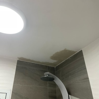 תיקון תקרה עם כתמי רטיבות ליד מקלחת