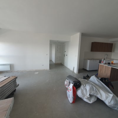 ערימות פרקט מונחות על הרצפה בחדר ריק