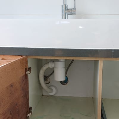 התקנת ברז כרום וחיבורי סיפון מתחת לכיור