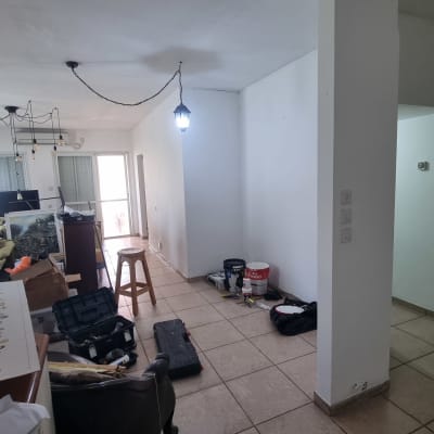 חדר עם ציוד לצביעת קירות ודלי צבע