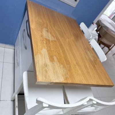 שולחן עץ עם כיסאות לבנים ליד חלון