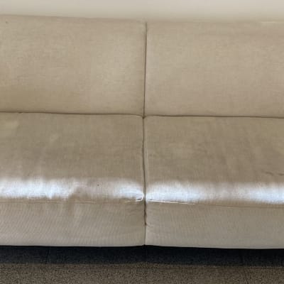 ספה בהירה עם כתמים קלים על המושב