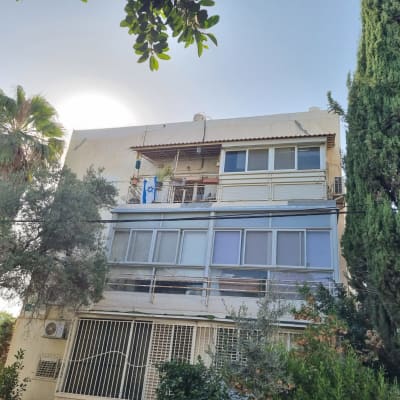 בניין עם מרפסת ודגל ישראל