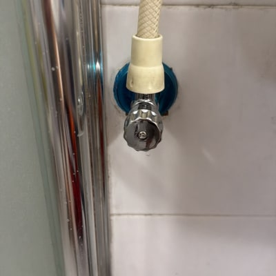 ברז ניל חדש מותקן על קיר אריחים קרמיים