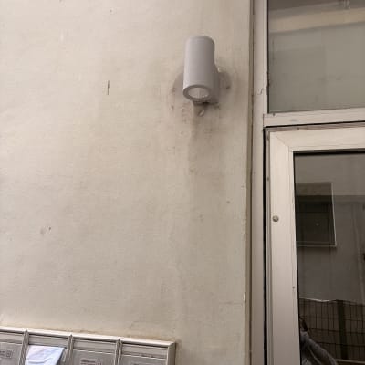 תיבת חשמל ומנורה על קיר חיצוני