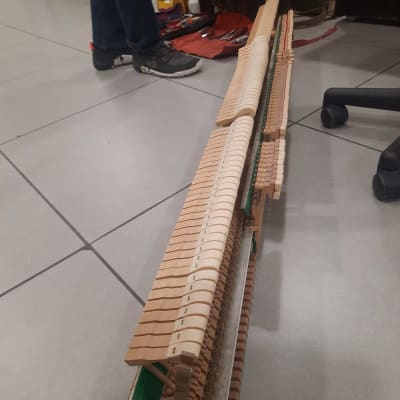 חלקי פסנתר מפורקים עם כלים לתיקון