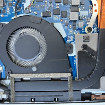 מאוורר ומעגלים מודפסים בתוך מחשב נייד