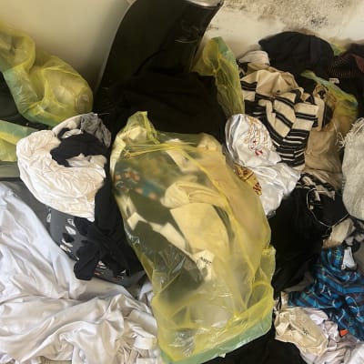 בגדים ואריזות פלסטיק על הרצפה