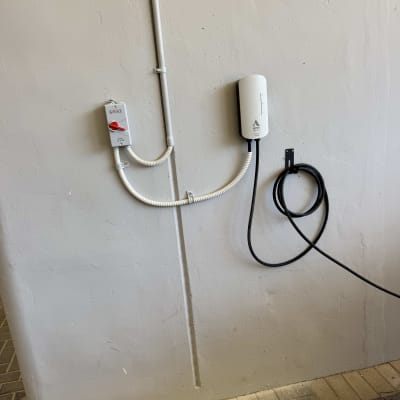 תחנת טעינה לרכב חשמלי על קיר