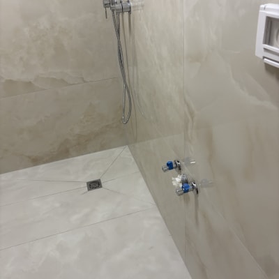 מקלחת עם אריחים וכלי ניקוי