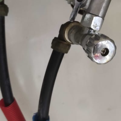 צינורות מים עם ברזים מתכתיים מתחת לכיור