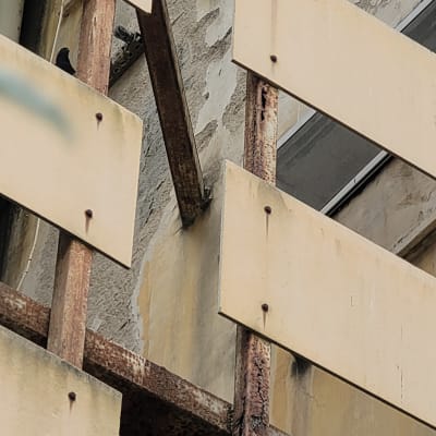 קיר עם חלודה וסדקים, צינור מים חשוף