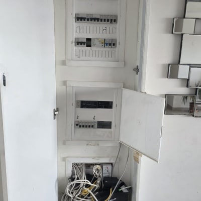 ארון חשמל עם כבלים וציוד רשת