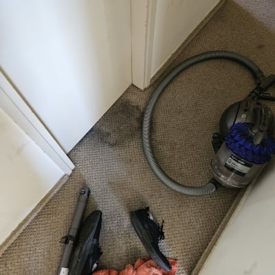 שואב אבק על שטיח עם כתם ולכלוך