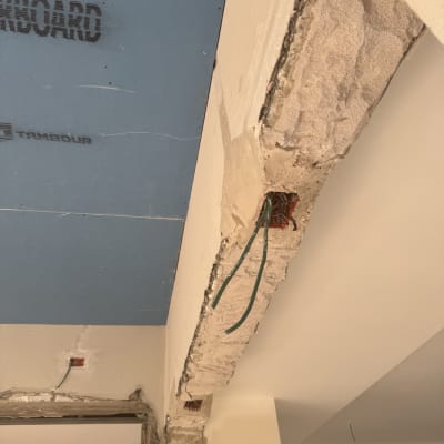 חוטי חשמל בקיר תחת בנייה