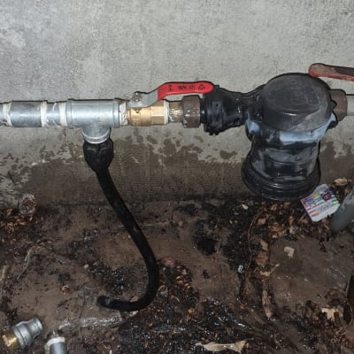 צינור מים עם ברזים ומחברים במערכת אינסטלציה