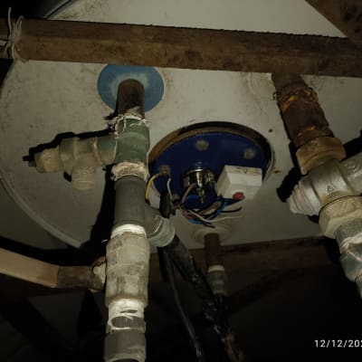 צנרת ומחברים תחת דוד שמש