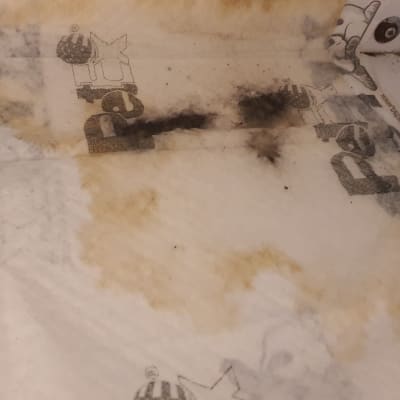 נייר סופג עם כתמי שמן או לכלוך, ייתכן קשור לעבודת אינסטלציה