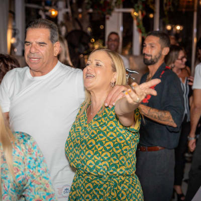 אנשים רוקדים ומצלמה מתעדת את הרגע