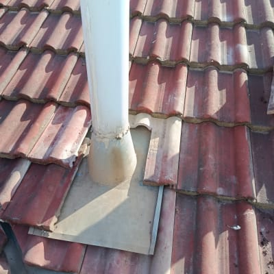 אריחי גג עם צינור לבן במרכז