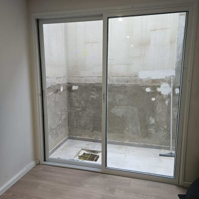 דלת הזזה מאלומיניום עם מסגרת לבנה