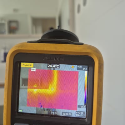 מצלמה תרמית מציגה תמונה של קיר עם חום