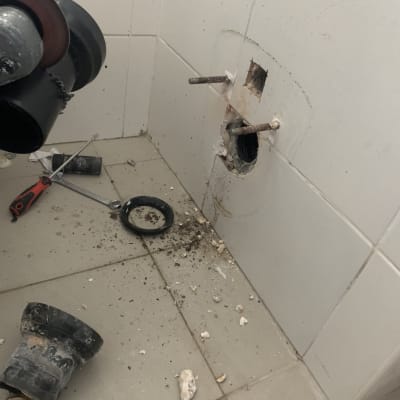 צינור ביוב, כלי עבודה, קיר פתוח, לכלוך על הרצפה