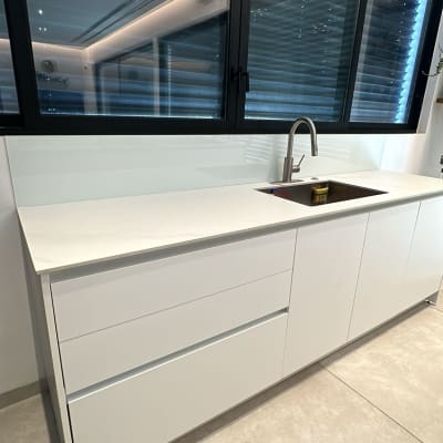 חלון זכוכית גדול מעל כיור במטבח מודרני