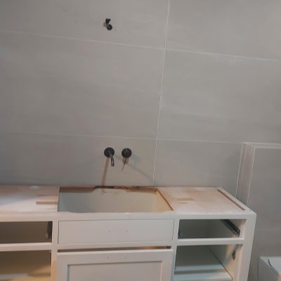 ארון אמבטיה בהתקנה עם כיור חסר