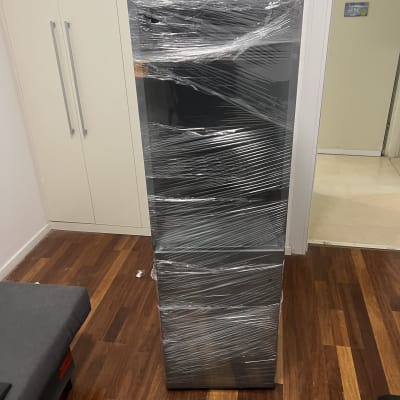 ארון עטוף בניילון בחדר עם רצפת עץ